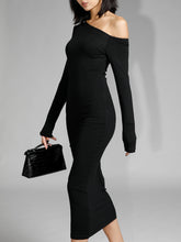 Asymmetrisches schulterfreies Langarm-Midikleid